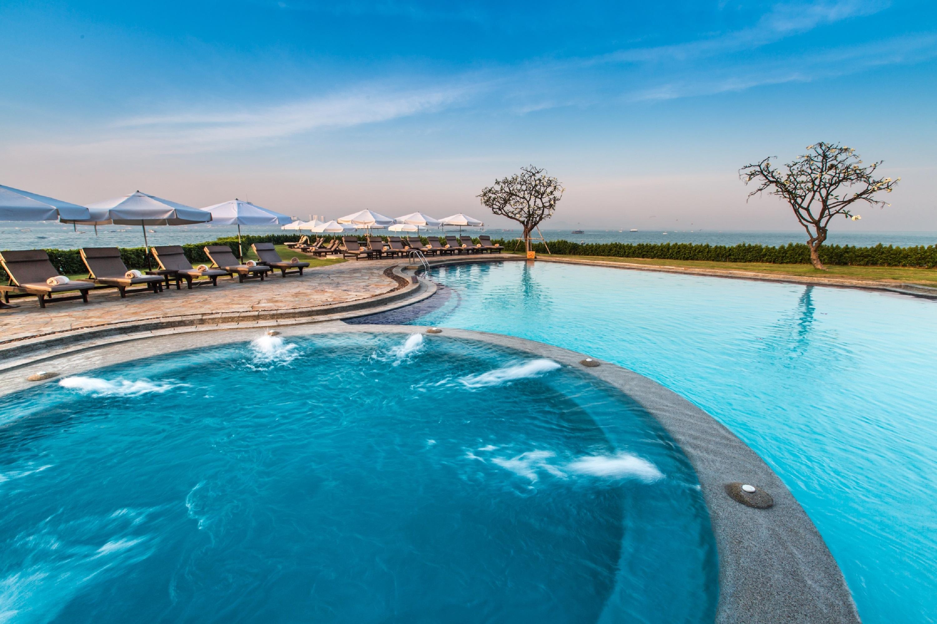 芭堤雅都喜天丽酒店【SHA Extra Plus】 芭達亞 外观 照片 Infinity pool at the Royal Cliff Beach Hotel, Pattaya, Thailand